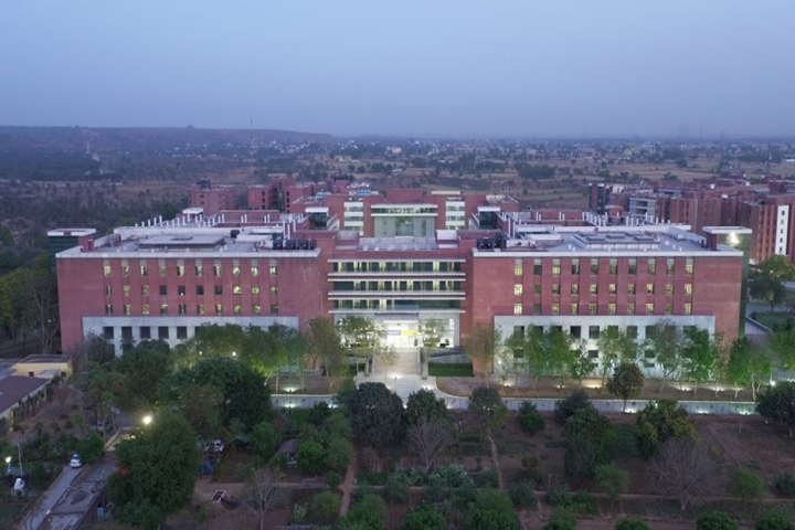 https://cache.careers360.mobi/media/colleges/social-media/media-gallery/702/2018/10/11/Aerial View of Amity University Gurgaon_Campus-View.jpg
